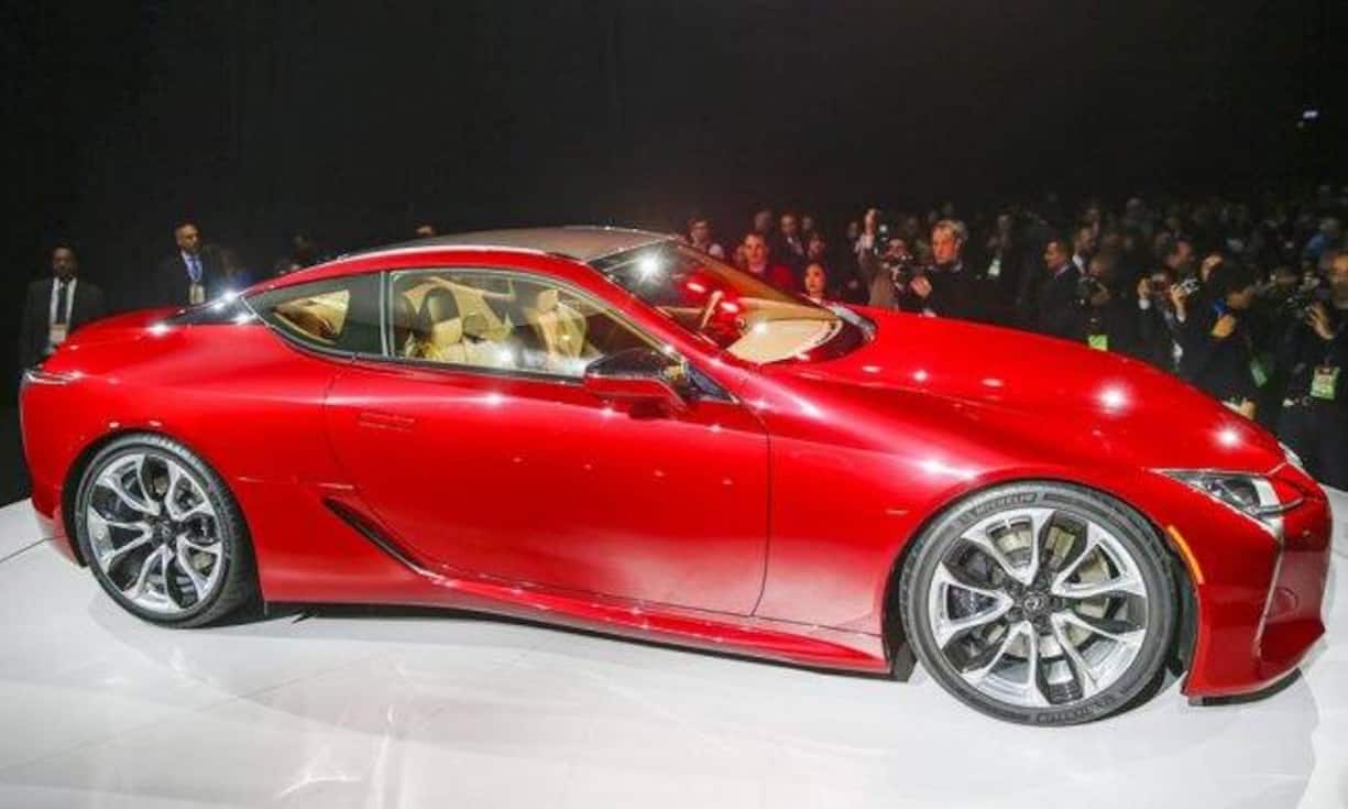 Lexus LC500Optisch orientiert sich der neue Lexus an der Studie LF-LC. Der sportliche Wagen der Toyota-Nobeltochter verzichtet aber noch auf deren Hybridmotor.Bilder: Keystone