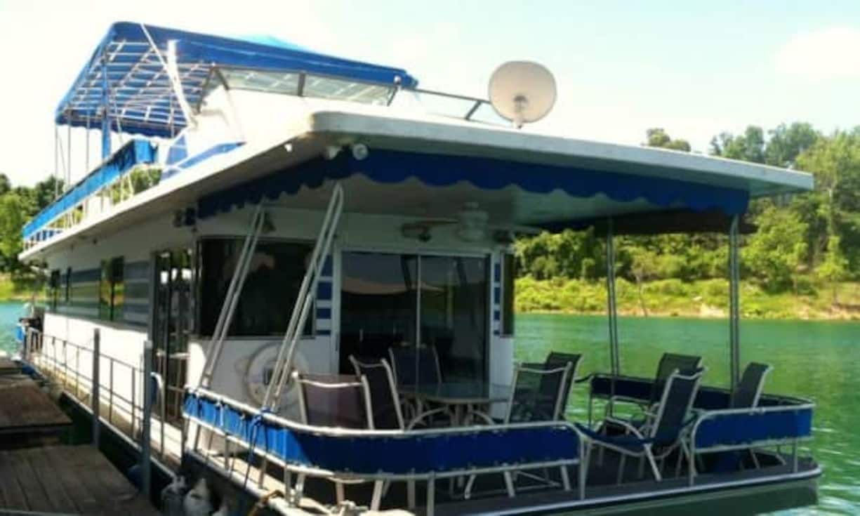 Ebenfalls günstig ist das Hausboot am Bull Shoals See in Arkansas, USA. Es bietet Platz für 12 Personen, die Gesamtkosten betragen 170 Dollar pro Nacht.