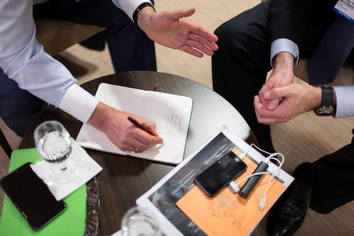 Das wird nur noch übertroffen von der freien Wirtschaft – und zwar deutlich: Mit 23 Prozent glaubt fast jeder vierte Schweizer, dass die meisten Entscheidungsträger aus der Wirtschaft korrupt sind.