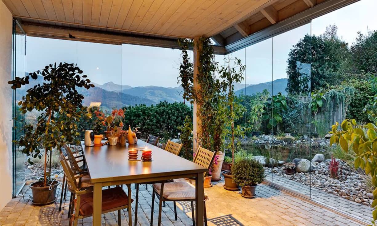 GlashülleDie Balkon- und Sitzplatzverglasung Cover ist die elegante Alternative zum herkömmlichen Wintergarten. Die Glaselemente lassen sich mit wenigen Handgriffen beliebig weit öffnen und schliessen. Das System kommt ohne Vertikalstreben aus und wirkt darum leicht und transparent. Im geöffneten Zustand schmiegen sich die Elemente in einem schmalen Paket an die Wand.Aussteller: Cover
