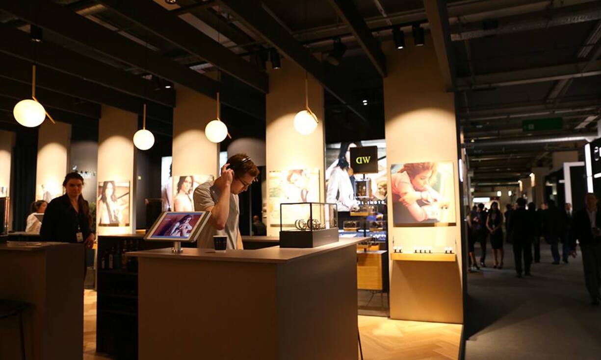 Hier sorgt ein DJ für eine jugendliche Atmosphäre.