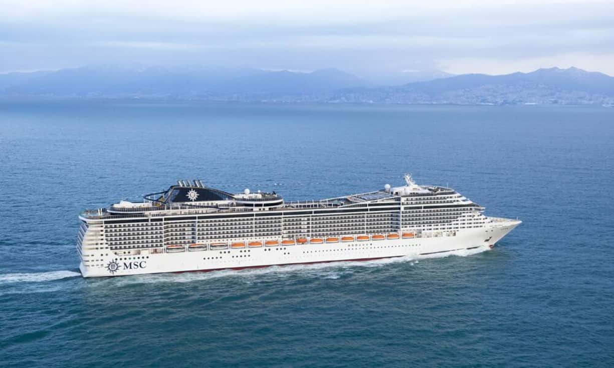 Platz 9: MSC Preziosa. Auch den 9.Platz teilen sich zwei Schiffe der Reederei MSC: Die Preziosa (Bild) und die Divina. Erstere umfasst eine Bruttoraumzahl von 139'072 und bietet Platz für 3'502 Passagiere. Auch der Glamour-Faktor kommt bei der Preziosa nicht zu kurz. Das merken die Passagiere spätestens beim Betreten der mit Swarovski-Kristallen verzierten Treppe.MSC