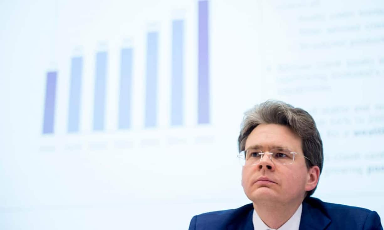 Platz 3: Zeno Staub, CEO VontobelNoten: 8 - 9 - 9 - 8  // Gesamt: 34Hauptaufsteiger ist Vontobel-CEO Zeno Staub, der neu unter den Top Drei rangiert und im Vergleich zu 2016 um neun Plätze vorgerückt ist. Er führt die Bank mit ruhiger Hand und steigert die Gewinne konstant Jahr für Jahr.