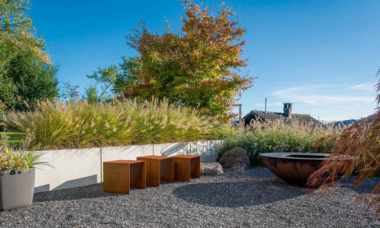 Geschützte Zone: Ziergräser und Trennelemente schirmen vor fremden Blicken ab.