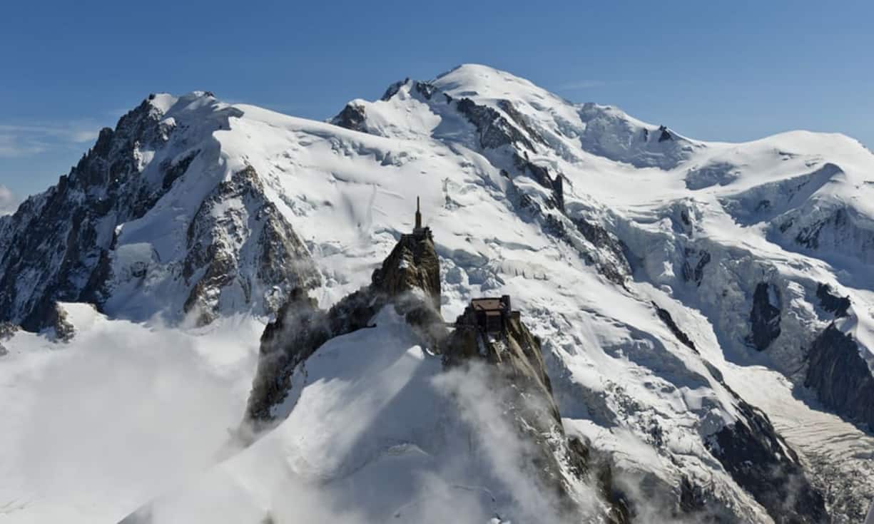 Chamonix, Frankreich: Ob steile Abfahrten, Ski unter Bäumen, Tiefschneeski oder Anfängerpisten - mit dem Panorama des Mont-Blanc im Hintergrund hat Chamonix für Gleitsportfans einiges zu bieten, was auch die Promis beeindruckt. Spuren im Schnee hinterliess unter anderem bereits Sängerin Kylie Minogue.