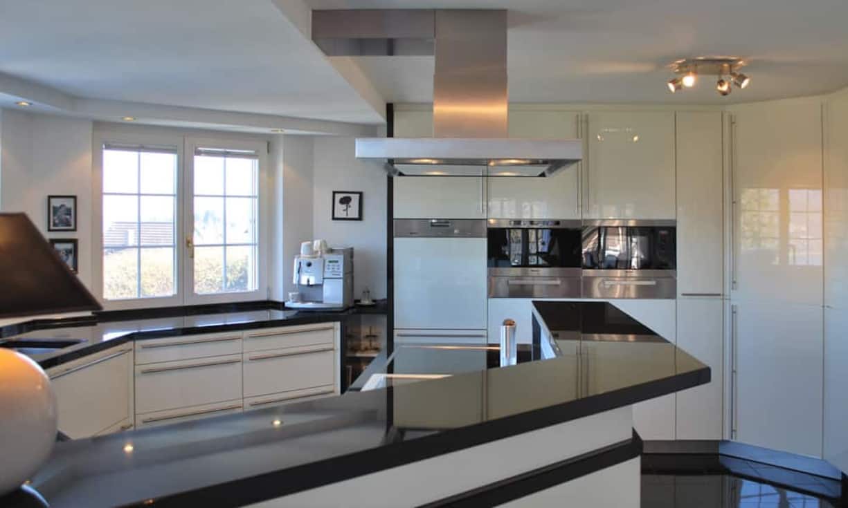 In der modernen und grosszügigen Küche fehlt es an nichts.