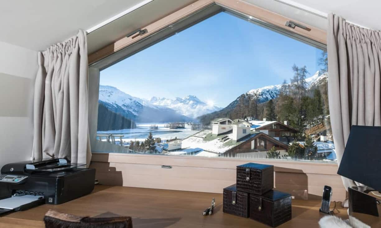 Die 5,5-Zimmer-Wohnung bietet imposante Ausblicke auf die Bergwelt im Graubünden.
