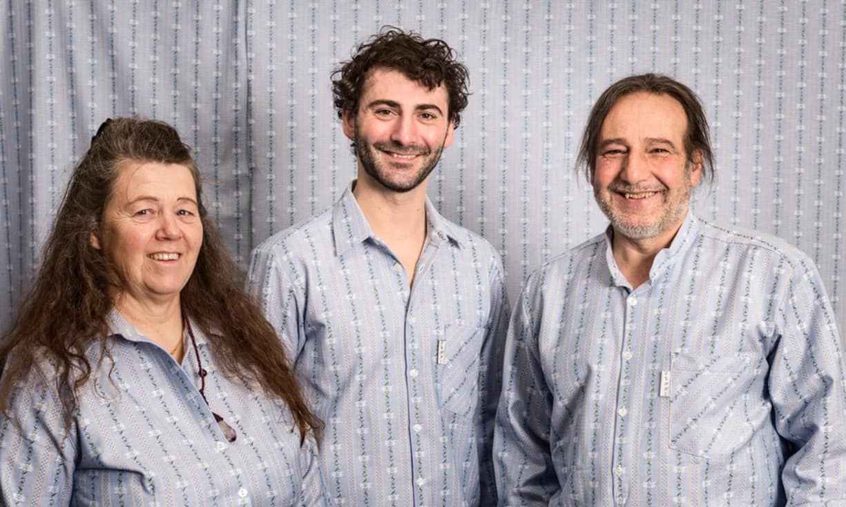 ... auch Therese, Samuel und Alfred Jenni (v.l.n.r.), die Besitzer des Märithüsli, dem grössten Hersteller solcher Hemden in der Schweiz.