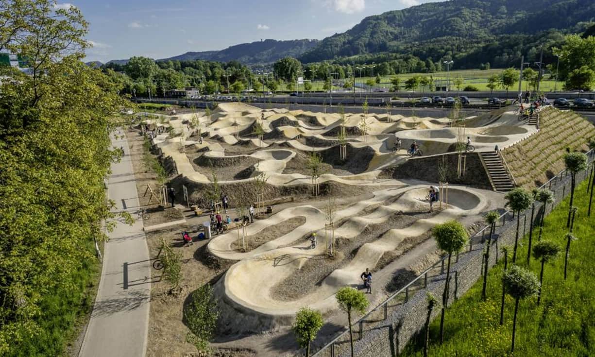 Pumptracks sind stadtnahe Erholungsorte, die für junge – aber auch alte - Menschen einladend sind.Bilder: Pumptracks