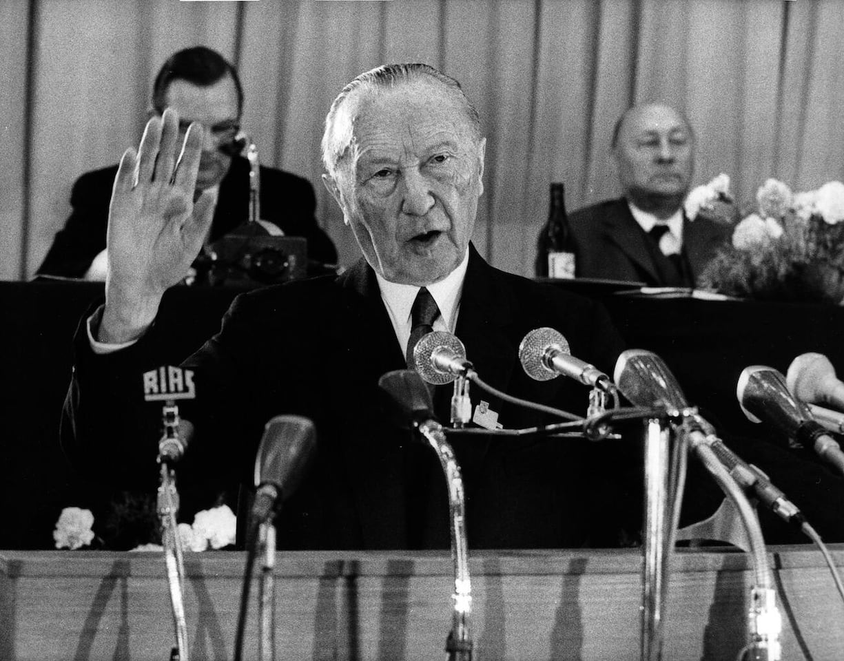 BEIFALL - erhielt Bundeskanzler Dr. Konrad Adenauer beim elften Parteitag der Christlich Demokratischen Union, den er in seiner Eigenschaft als CDU-Vorsitzender am 03. Juni 1962 in Dortmund eroeffnete. Der 86-jaehrige Kanzler wurde von ueber tausend Delegierten begeistert gefeiert. Hier der Kanzler waehrend seiner Eroeffnungsansprache. Im Hintergrund rechts der Bundesminister fuer Gesamtdeutsche Fragen, Ernst Lemmer. (AP Photo/PH)