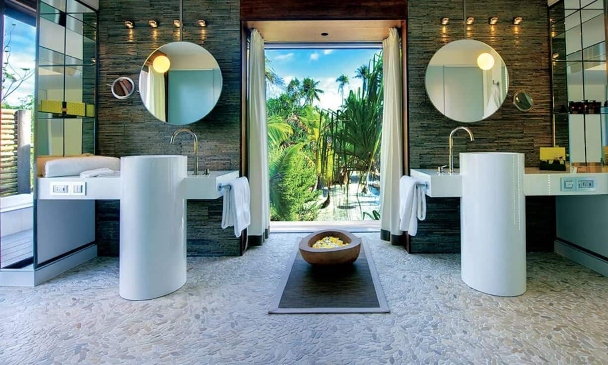 Das Badezimmer: Schick, schlicht, stylisch und direkt am Strand.The Brando