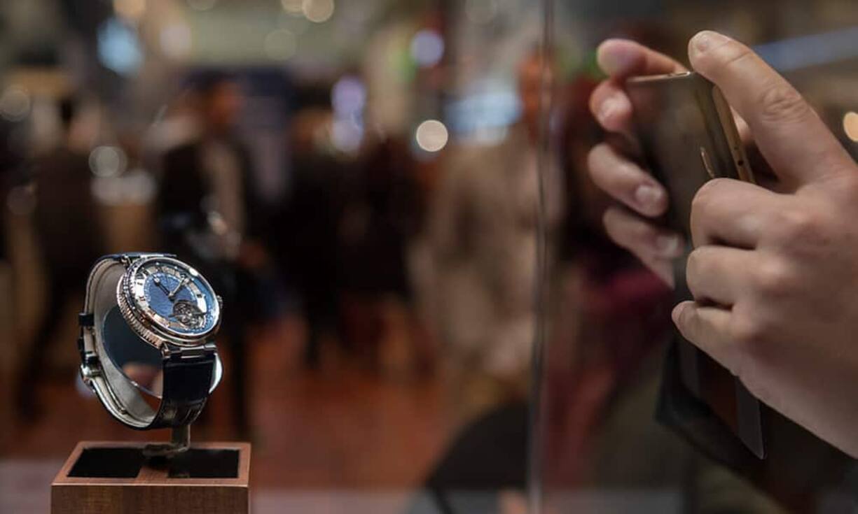 Blau ist die Farbe der Messe, wie bei dieser Uhr von Breguet.