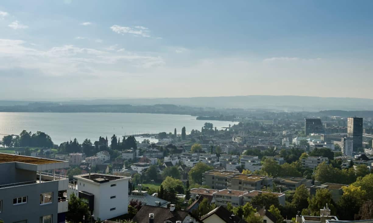 Auf über 170 m² Terrassenfläche lässt sich dieser Ausblick geniessen.