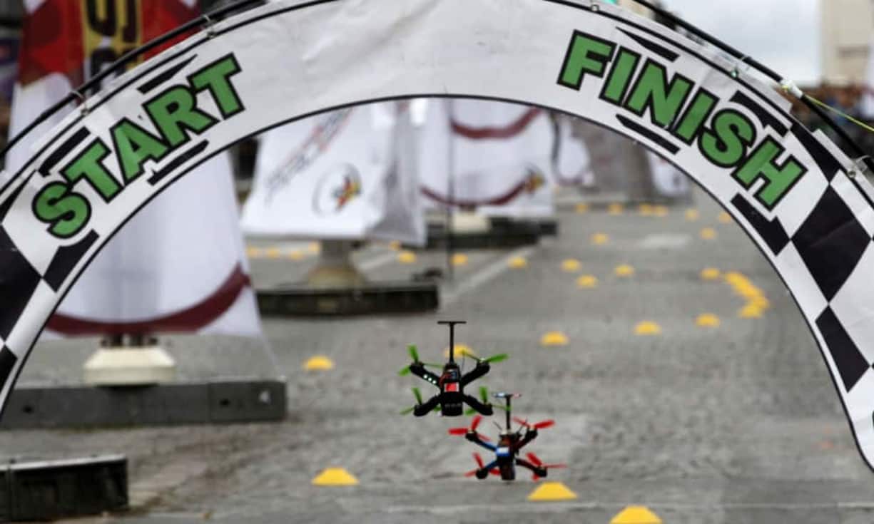 Piloten liessen ihre Modelle um die Wette fliegen. Die Veranstaltung wurde wegen des Ausnahmezustandes in Frankreich von Sicherheitskräften geschützt. Besucher mussten ihre Taschen kontrollieren lassen.