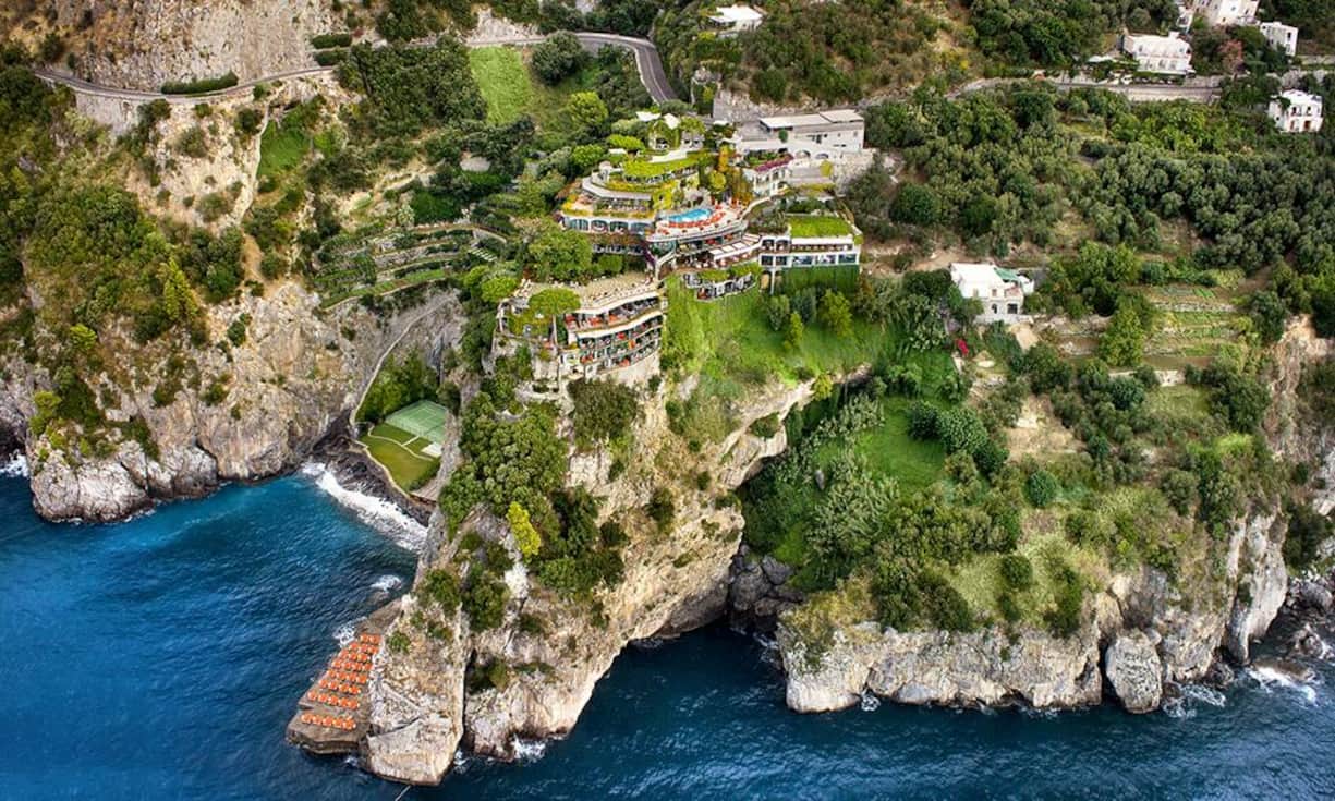 Die weltbesten Ferienhotels 2016:Platz 10 (Vorjahr: 20): Il San Pietro di Positano, AmalfitanaMehr als jedes andere weltberühmte Traumhotel wird das um zehn Plätze vorpreschende Il San Pietro di Positano von einem kräftigen und sympathischen Hauch Normalität umweht. Die vielen Stammgäste lieben das: Anders als in scheinbar perfekten Hotels sind sie hier nicht mit ihrer eigenen Unvollkommenheit konfrontiert und können ganz entspannt sich selber sein.