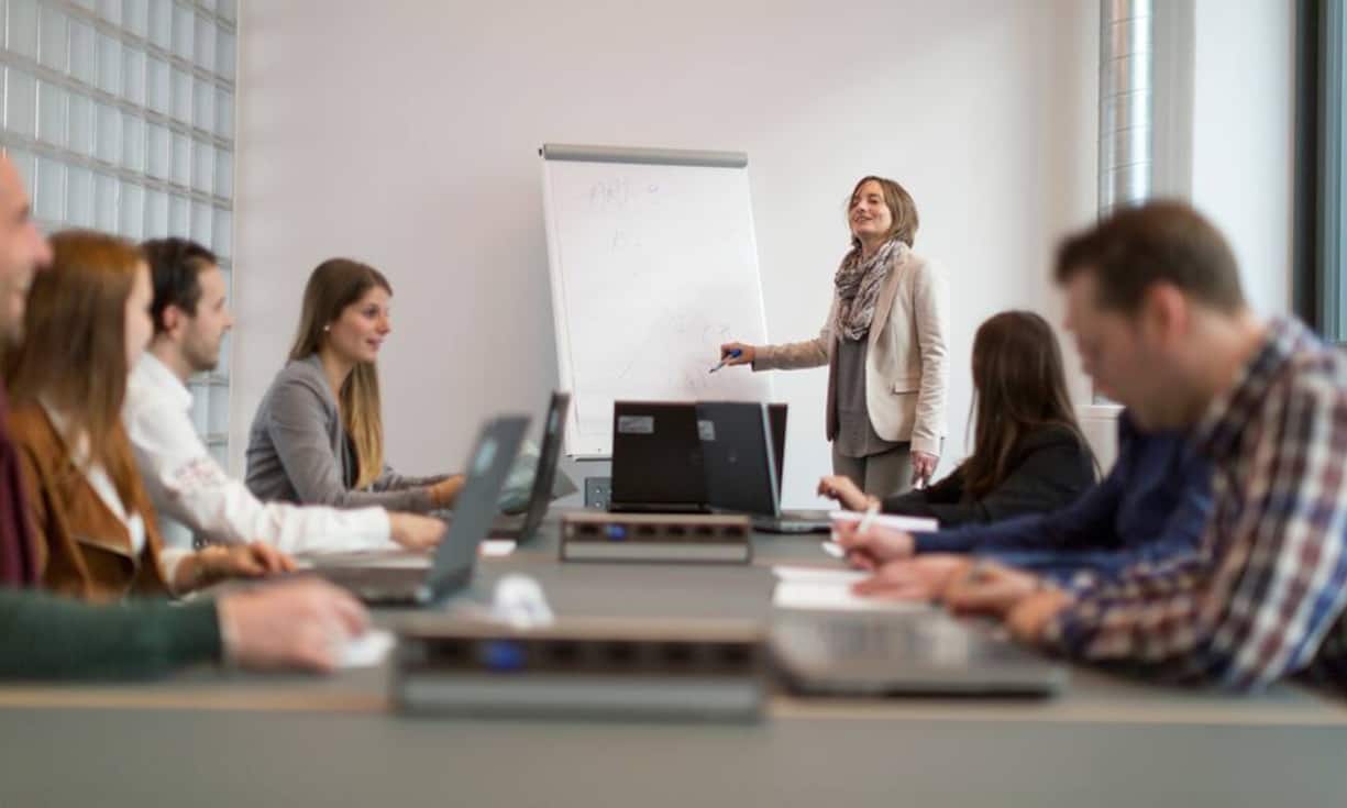 Do: Zeigen Sie sich offen, kommunikativ, bringen Sie sich ein, und geben Sie etwas von sich preis.