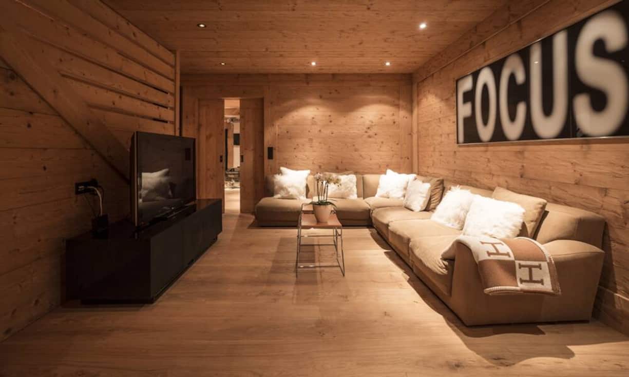 ... ein Fernsehzimmer. Holzwände und -decken sind auch im...