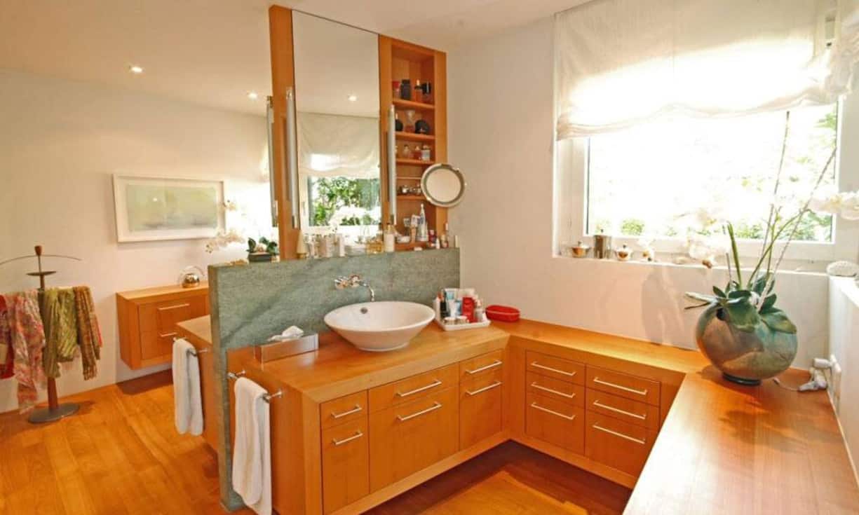 ...das lichtdurchflutete Badezimmer. Die Villa kostet 4 Millionen Franken. (Quelle/Bilder: 
Engel & Völkers)