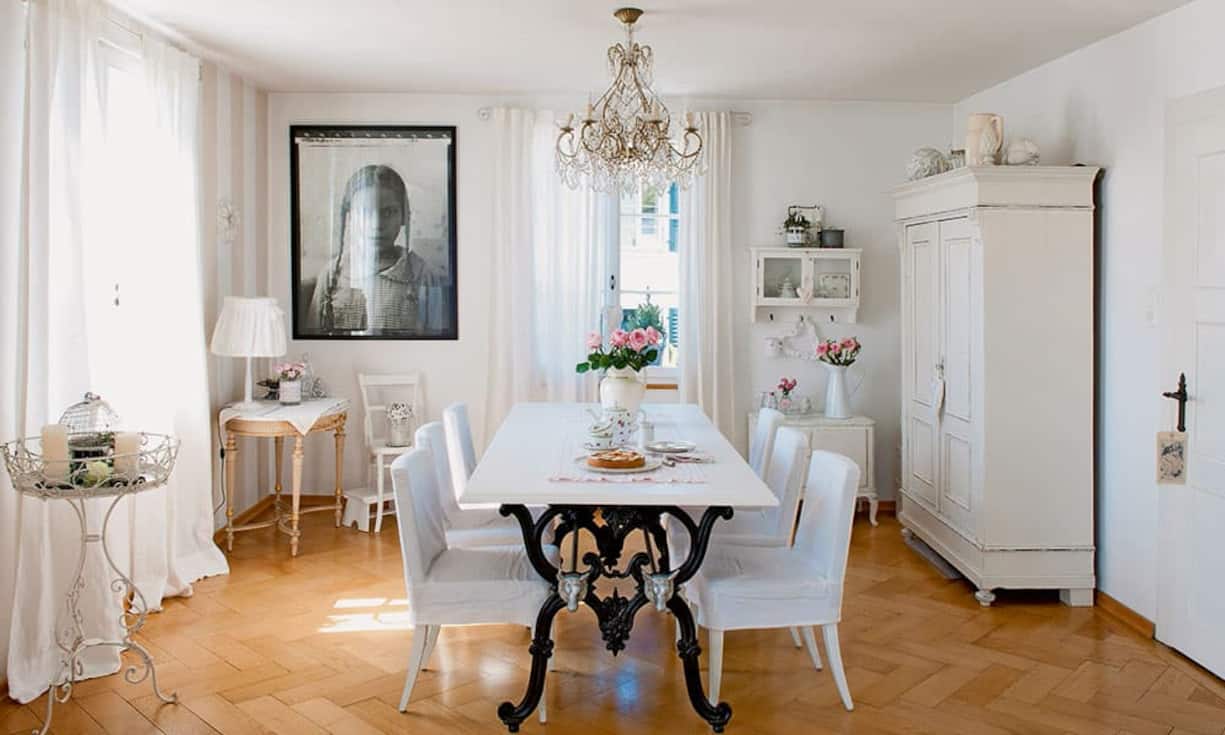 Esstheater: Der Tisch im Esszimmer mit Gusseisenfüssen, der Kronleuchter und der massive Schrank wurden alle mit Leidenschaft restauriert.