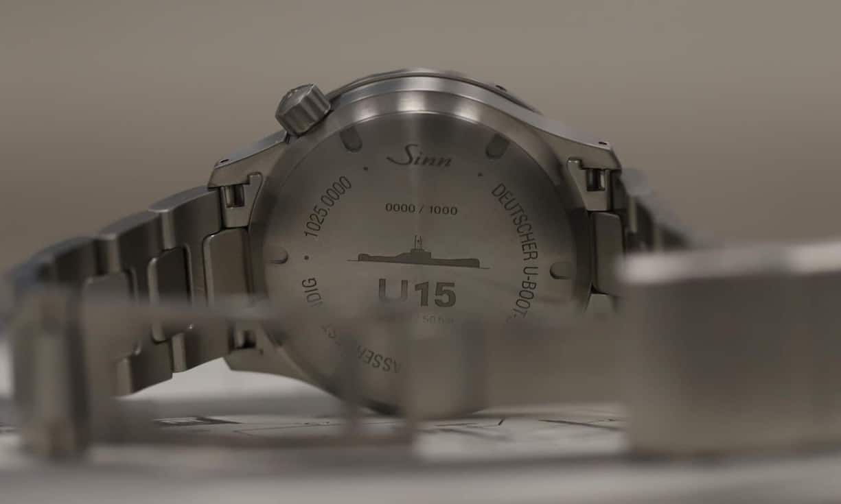 Dichter als ein deutsches U-Boot: Die Aufzugskrone ist bei allen drei Modellen ergonomisch bei 4 Uhr platziert worden, auf dem massiven Gehäuseboden gibts neben der Limitierungsnummer auch die Silhouette des namensgebenden U-Boots.