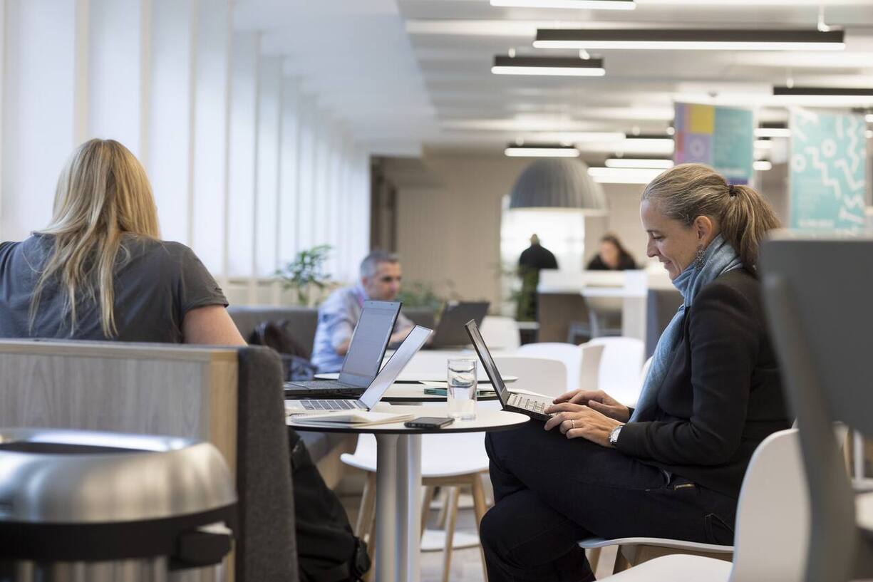Employees work on their laptops in the canteen of the headquarters of staffing firm Adecco Group in Zurich, Switzerland, on September 15, 2017. (KEYSTONE/Gaetan Bally)Mitarbeiter arbeiten an Laptops in der Kantine am Hauptsitz des Personaldienstleisters Adecco Group, aufgenommen am 15. September 2017 in Zuerich. (KEYSTONE/Gaetan Bally)