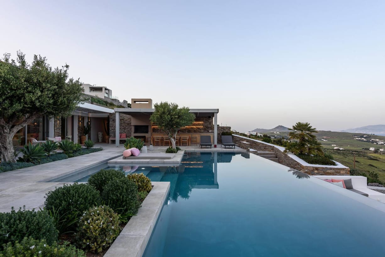 Ursprünglich war ein rechteckiger Pool geplant. Aber das Paar wünschte sich einen Infinitypool in einem weniger rigiden Format, umgeben von regionalen Bäumen und Sträuchern. Damit entstand eine lebendige Terrassen­landschaft.