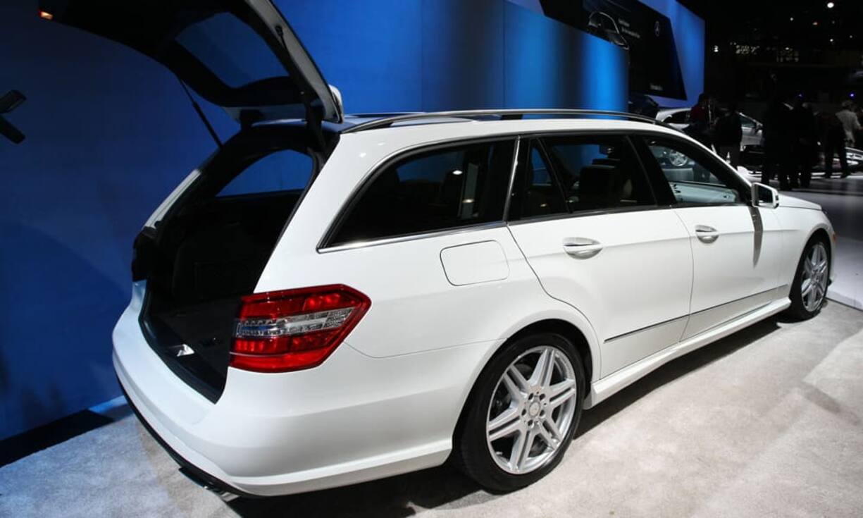 Zunächst zu den Spritschleudern – also denjenigen Fahrzeugen, die mehr Treibstoff verbrauchen als vom Hersteller angegeben. Auf Platz 5 der Mercedes E 200 T. Sein Mehrverbrauch: stolze 23,3 Prozent. (Bild: Bloomberg)