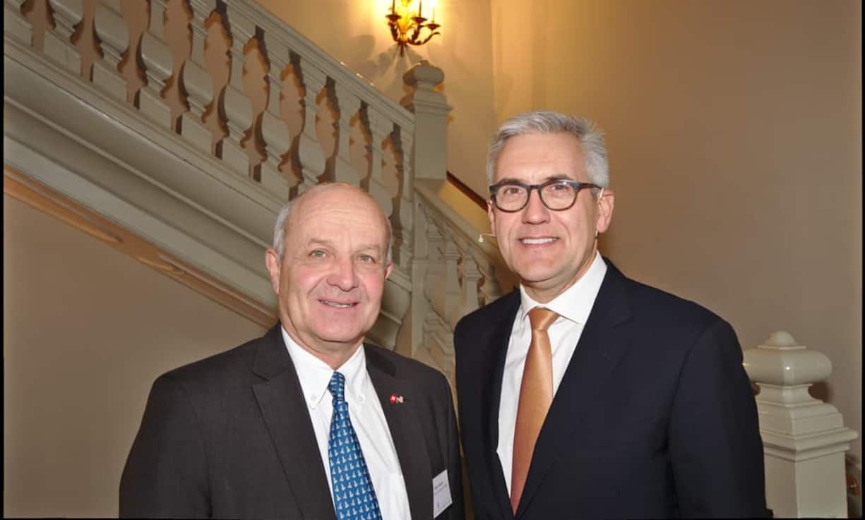 ABB-CEO Ulrich Spiesshofer war zu Gast bei der
Swiss-American Chamber of Commerce:
Martin Naville, CEO, Swiss-American Chamber of Commerce;
Ulrich Spiesshofer, CEO, ABB (v.l.n.r.) Bilder: Markus Senn
