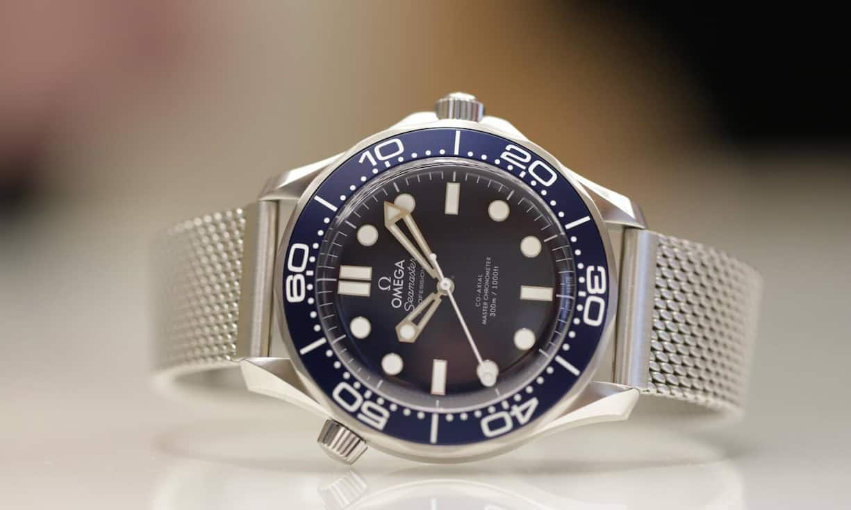 Das 60-Jahr-Leinwandjubiläum von James Bond feierte Omega mit einer blauen Seamaster Diver 300M, erkennbar unter anderem an einer 60er-Markierung auf dem Drehring und einer Animation auf der Rückseite der Uhr.