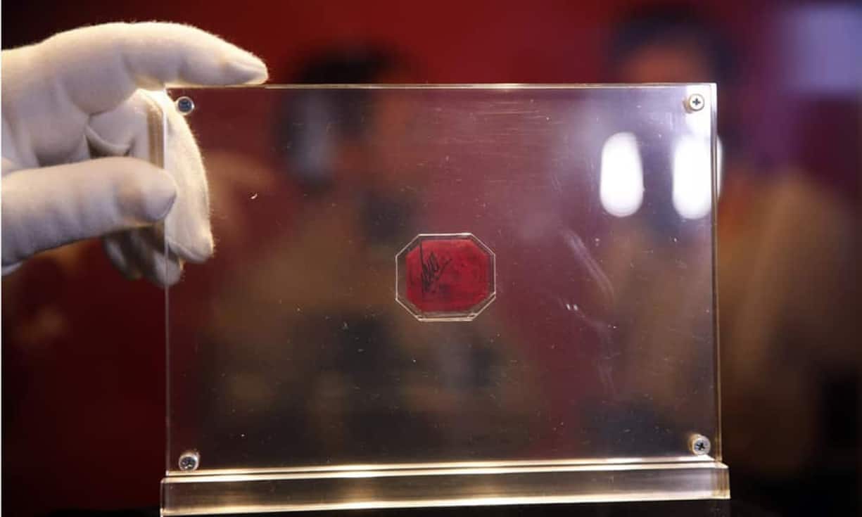 Aber trotz Weltrekord - so richtig zufrieden kann das Auktionshaus mit dem Ergebnis nicht sein, schliesslich war die Marke, die nicht nicht viel grösser als ein Daumenabdruck ist, im Vorfeld auf bis zu 20 Millionen Dollar geschätzt worden.Bilder: Keystone