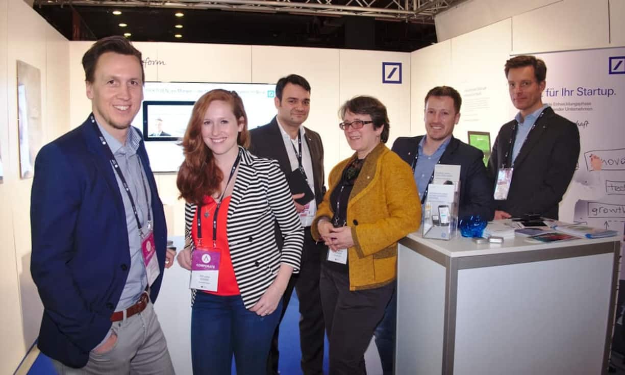 Tobias Niermann, Vice President, Deutsche Bank AG;
Tatjana Soifer, Innovation Manager, Deutsche Bank AG;
Daniel Morado, Vice President, Deutsche Bank (Schweiz) AG;
Katharina Berger, Head of Design Thinking, Deutsche Bank AG;
Lars Nicolai, Deutsche Bank AG;
Bernd Rolinck, Director, Leiter Expertenteams, Deutsche Bank AG (v.l.n.r.)