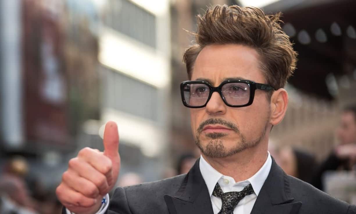 Platz 8: Robert Downey Jr. Daumen hoch für Robert Downey Jr.: Der Schauspieler belegt den achten Rang unter den bestbezahlten Promis der Welt. In den letzten zwölf Monaten flossen 80 Millionen Dollar auf das Bankkonto des Amerikaners.