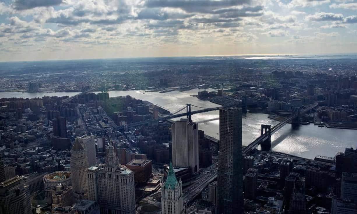 Aus gut 380 Metern Höhe erwartet die Besucher ein atemberaubender 360-Grad-Blick über den Central Park im Norden, die Brooklyn Bridge im Osten und New Jersey im Westen.