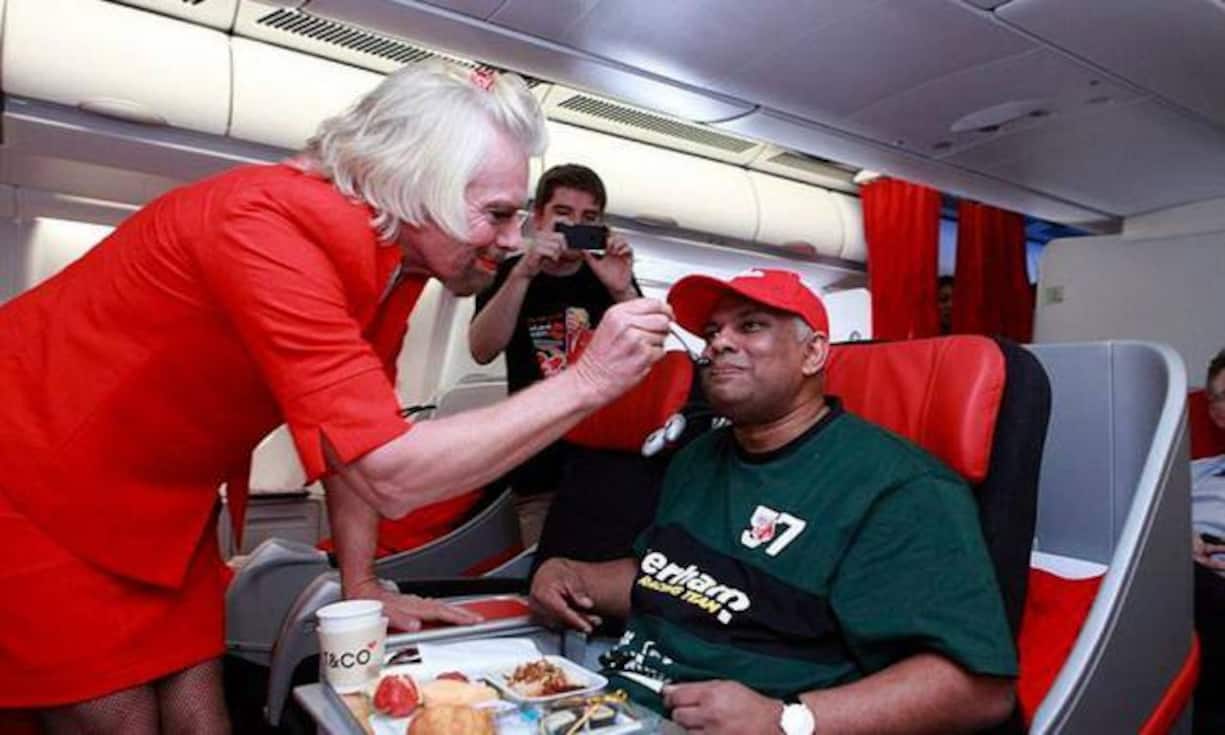 Der Brite ist berühmt für seinen Humor. Nachdem er eine Wette verloren hatte, verkleidete er sich als Stewardess und übernahm den Job bei einem Asien-Flug.