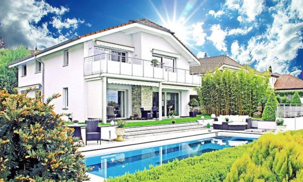 Die 6.5 Zimmer Villa misst eine Grundstückfläche von 906 m2 und ist in moderner Architektur gehalten.