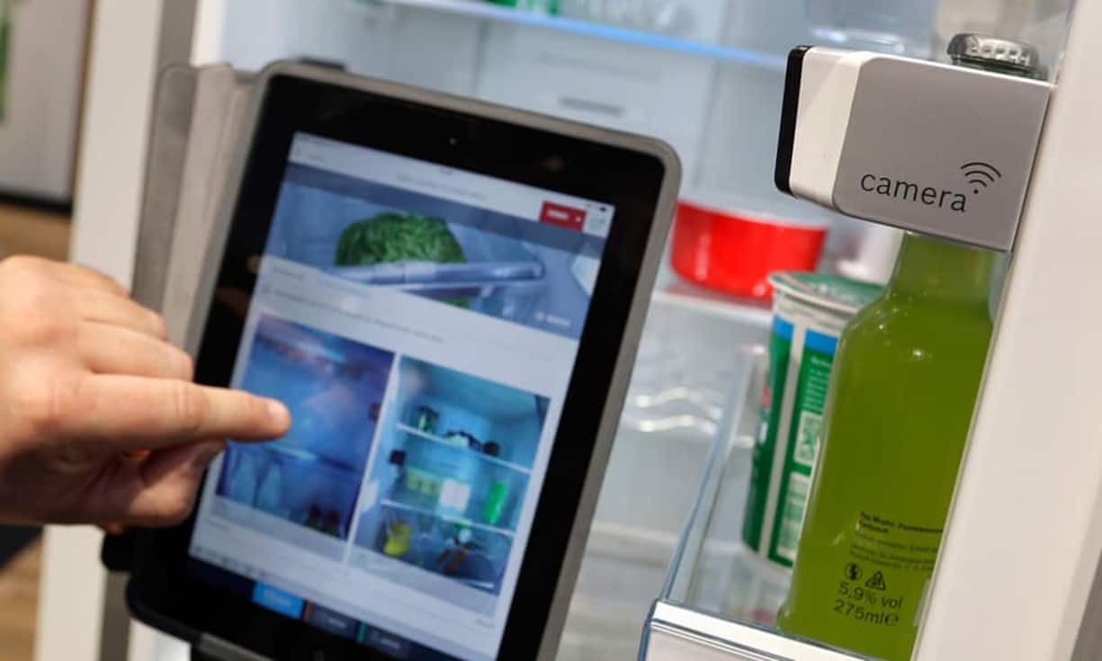 Bosch präsentiert einen vernetzten Kühlschrank. Das smarte Kühlgerät kann kommunizieren.