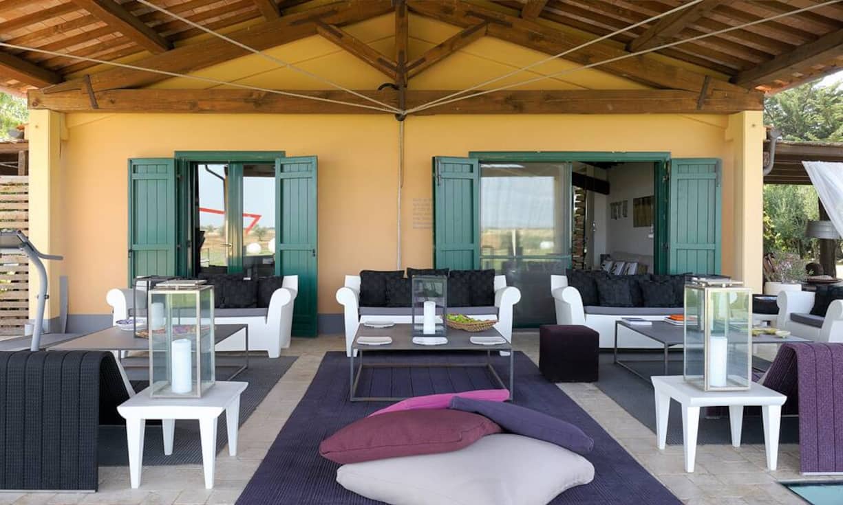 Toksana-Lounge: Die Möblierung der gedeckten Terrasse trägt die Handschrift der Designerin Paola Lenti. Sie entwarf die Sofas und Beistelltischchen (für Kartell) sowie die Teppiche und Kissen. Ein lokaler Künstler gestaltete die grauen Salontische.