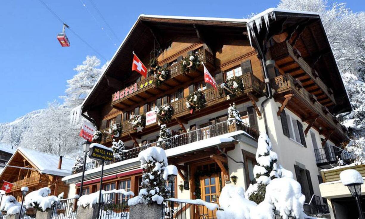 Auch für 2500 Franken kann man sich kurzzeitig ein ganzes Hotel in Champéry im Wallis mieten. Günstiger gehts wenn man länger bleibt - ein Monat kostet 50'000 Franken. Teilen kann man sich das Hotel mit bis zu 41 weiteren Gästen.