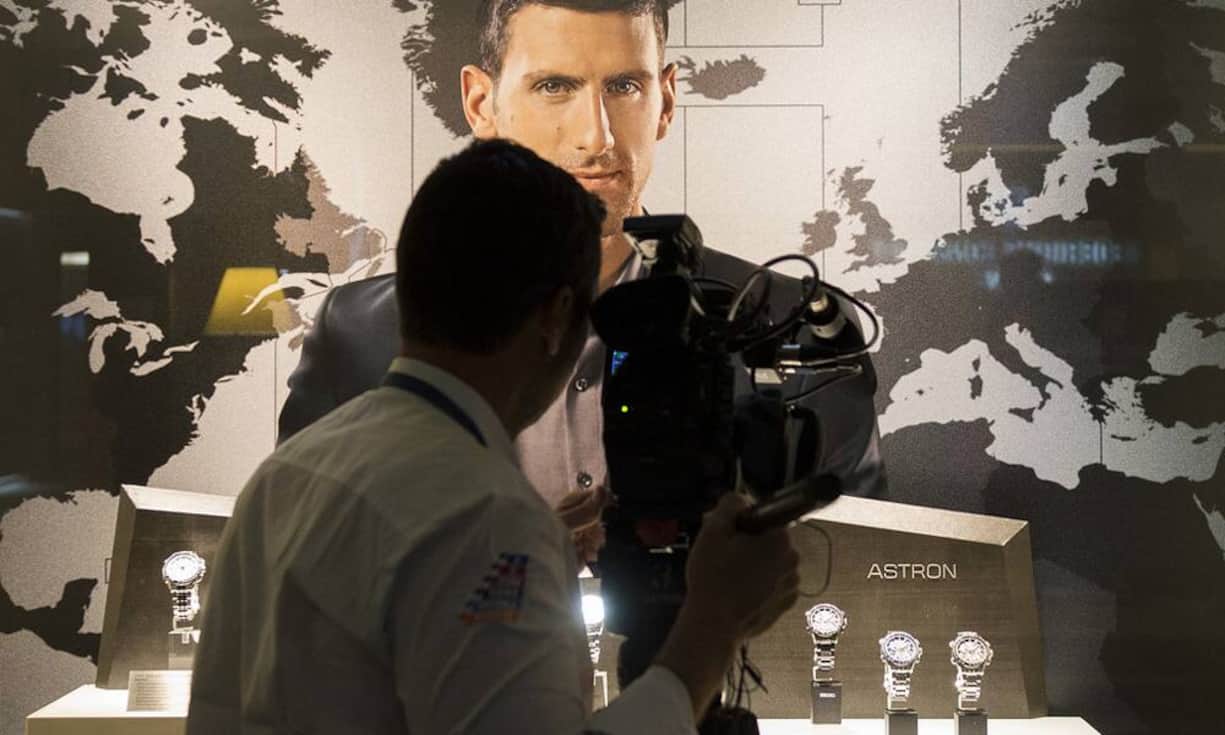Der Seiko-Stand wirbt mit Novak Djokovic.Keystone