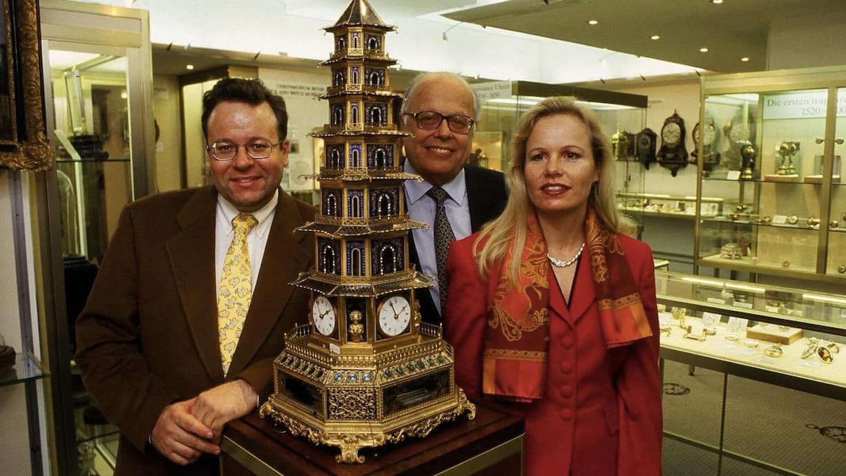 Theodor Beyer (Mitte) im Uhrenmuseum mit seinen Kindern René Beyer und Muriel Zahn-Beyer (Datum unbekannt).