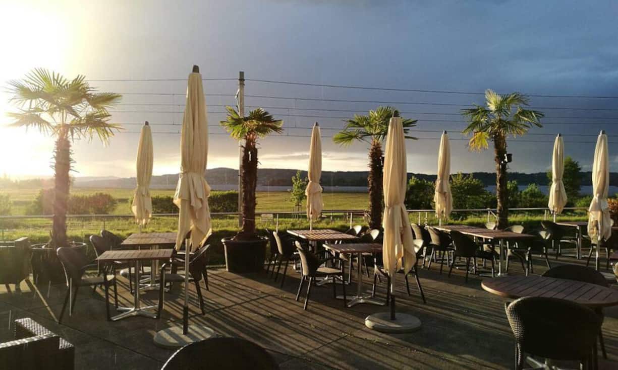 In Zusammenarbeit mit Wüest Partner hat «Bilanz» 162 Schweizer Städte in puncto Lebensqualität auf Herz und Nieren geprüft. Dabei wurde anhand der Kriterien Arbeitsmarkt, Mobilität und Verkehr sowie Steuerattraktivität auch bewertet, wo es sich als Vermögender am besten leben lässt. Das ist die Top 10:
Platz 10: Freienbach Die Gemeinde im Kanton Schwyz punktet mit ihrer relativ hohen Steuerattraktivität (Rang 8).
Facebook/CC/Hotel Seedamm Plaza