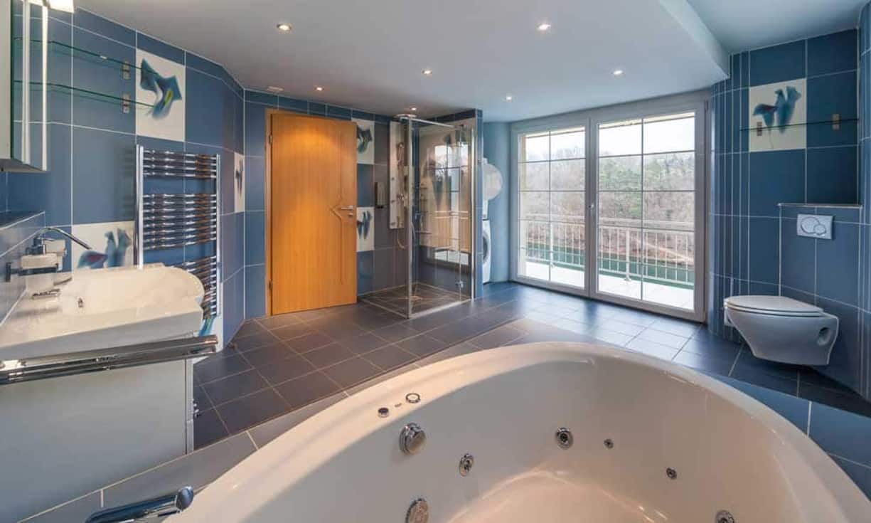 ...und einen Zugang zu einem grosszügigen Badezimmer, welches auch einen direkten Zugang zum Balkon besitzt.