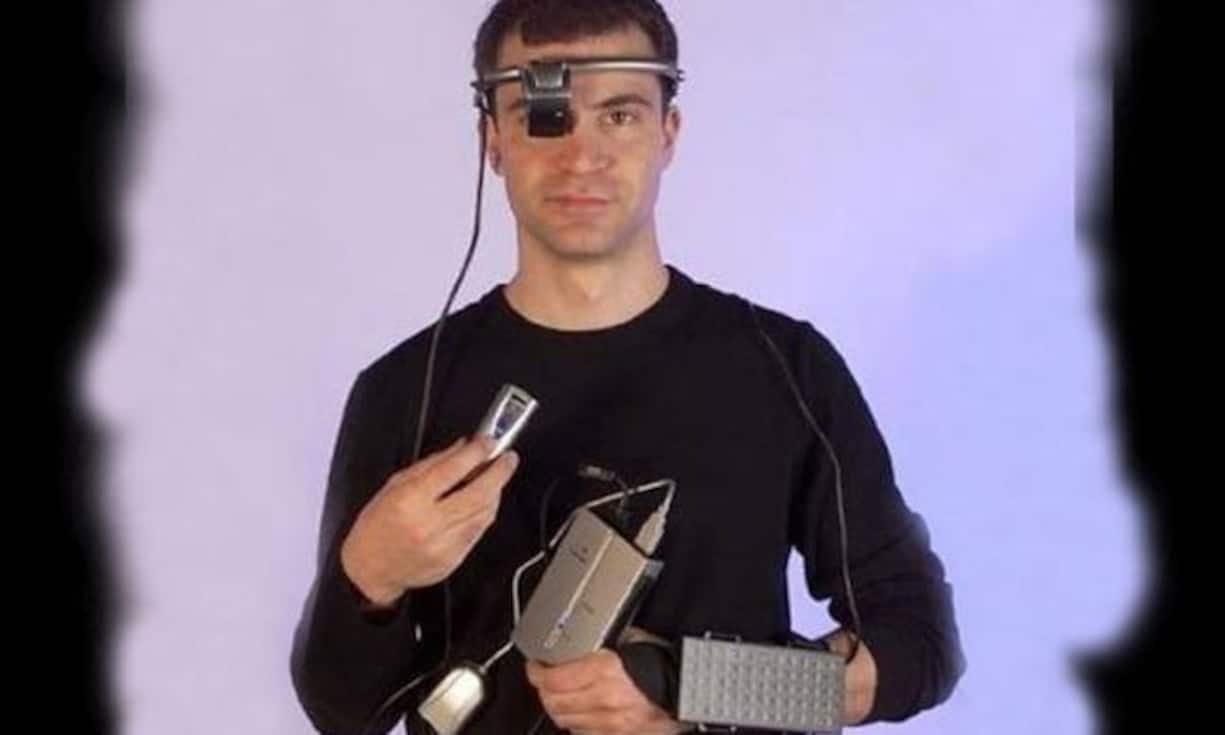 2002
Der kleine, auf dem Kopf tragbare «Xybernaut Poma»-PC sorgt in den USA für Aufregung. Er kostet 1500 Dollar und ist auffallend hässlich.