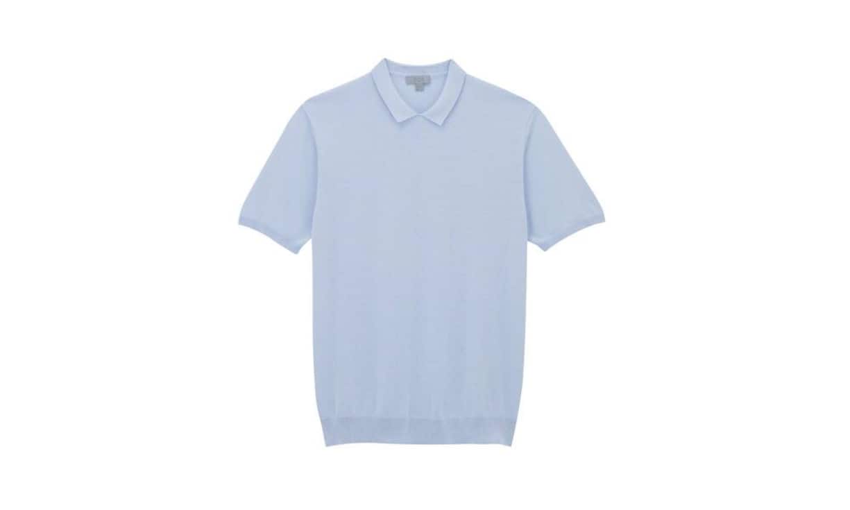 Schlicht: COS
Dieses hellblaue Polo aus einem Baumwollmix ist bewusst schlicht gehalten. Der kleine Kragen sorgt für einen eleganten Look. Preis 99 Franken
