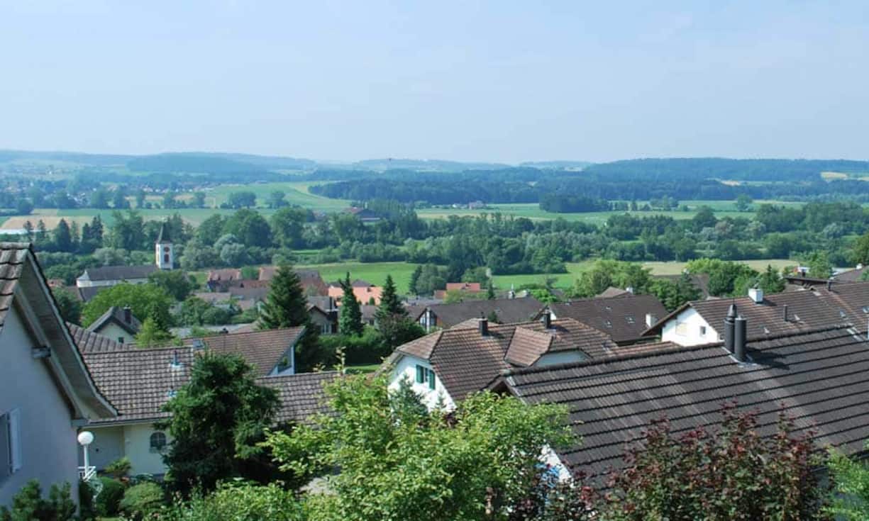 Von der Terrasse aus geniesst man eine freie Sicht auf das Bergpanorama.