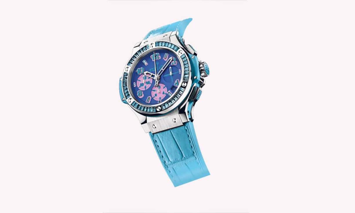 Rosa, blau, violett oder apfelgrün – die Uhrenikone Big Bang Pop Art bringt mit gleich vier Varianten Farbe in die Uhrenwelt. Jean- Claude Bivers «Wiedergeburt» gibt sich wagemutig, humorvoll. Die Lünette ist besetzt mit 48 Baguette-Edelsteinen. Beim Modell in Blau sind es Topase. Werk: Mechanisch mit automatischem Aufzug, Chrono-Kaliber HUB 4300, Gangreserve 42 Std. Gehäuse Stahl poliert und satiniert oder Gold 18 Karat poliert und satiniert, 41 mm Preis: 21 900 Franken