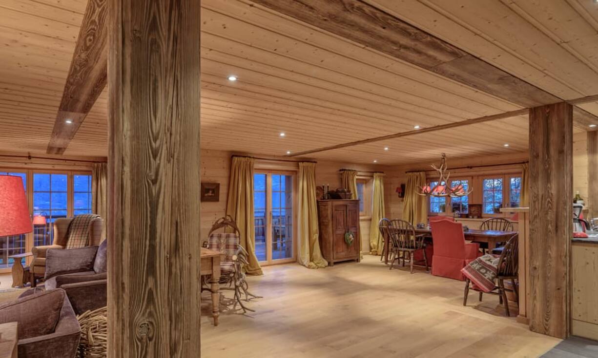 Der offene Wohn- und Essbereich ist modern...