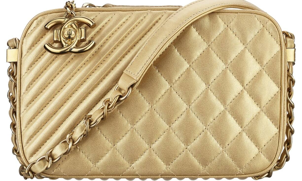 Goldene Zeit: Chanel (Frau) Diese goldfarbene Kamera-Tasche aus Leder ist Teil der Cruise-Collection Dubai 2014/2015 und würde als Weihnachtsgeschenk jeder Fashionista grosse Freude bereiten. Preis 2820 Franken