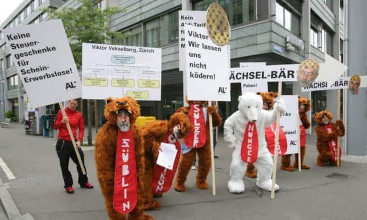 Die Zukäufe sind in der Schweiz wiederholt auf Widerstand gestossen. So demonstrierten Aktivisten gegen das Pauschalsteuer-Privileg, das auch für Vekselberg gilt. Der Russe ist in Zug gemeldet. Die Kritiker bezweifelten, dass Vekselberg vor allem in der Schweiz wohnt, was die Voraussetzung für die Steuervorteile ist. 2014 gab das Zuger Verwaltungsgericht Vekselberg recht.Bilder: Keystone