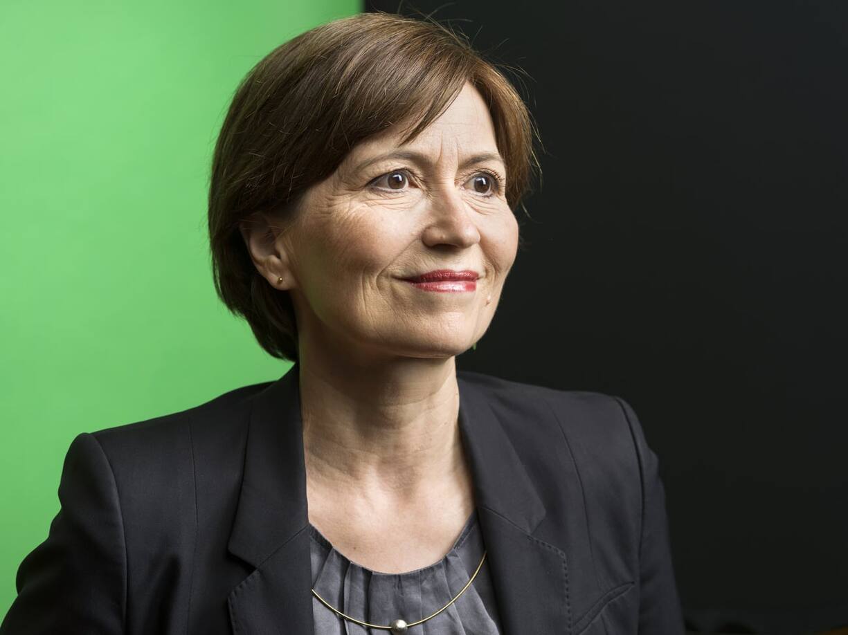 Regula Rytz, party president of the Green Party of Switzerland and the Green Party's national councillor, poses for a photograph against a background in the dominant colour of the party in Bern, Switzerland, on July 1, 2019. (KEYSTONE/Gaetan Bally)Regula Rytz, Parteipraesidentin der Gruenen Partei der Schweiz und Gruene-Nationalraetin, portraitiert vor einem Hintergrund in der dominierenden Parteifarbe der Gruenen am 1. Juli 2019 in Bern. (KEYSTONE/Gaetan Bally)